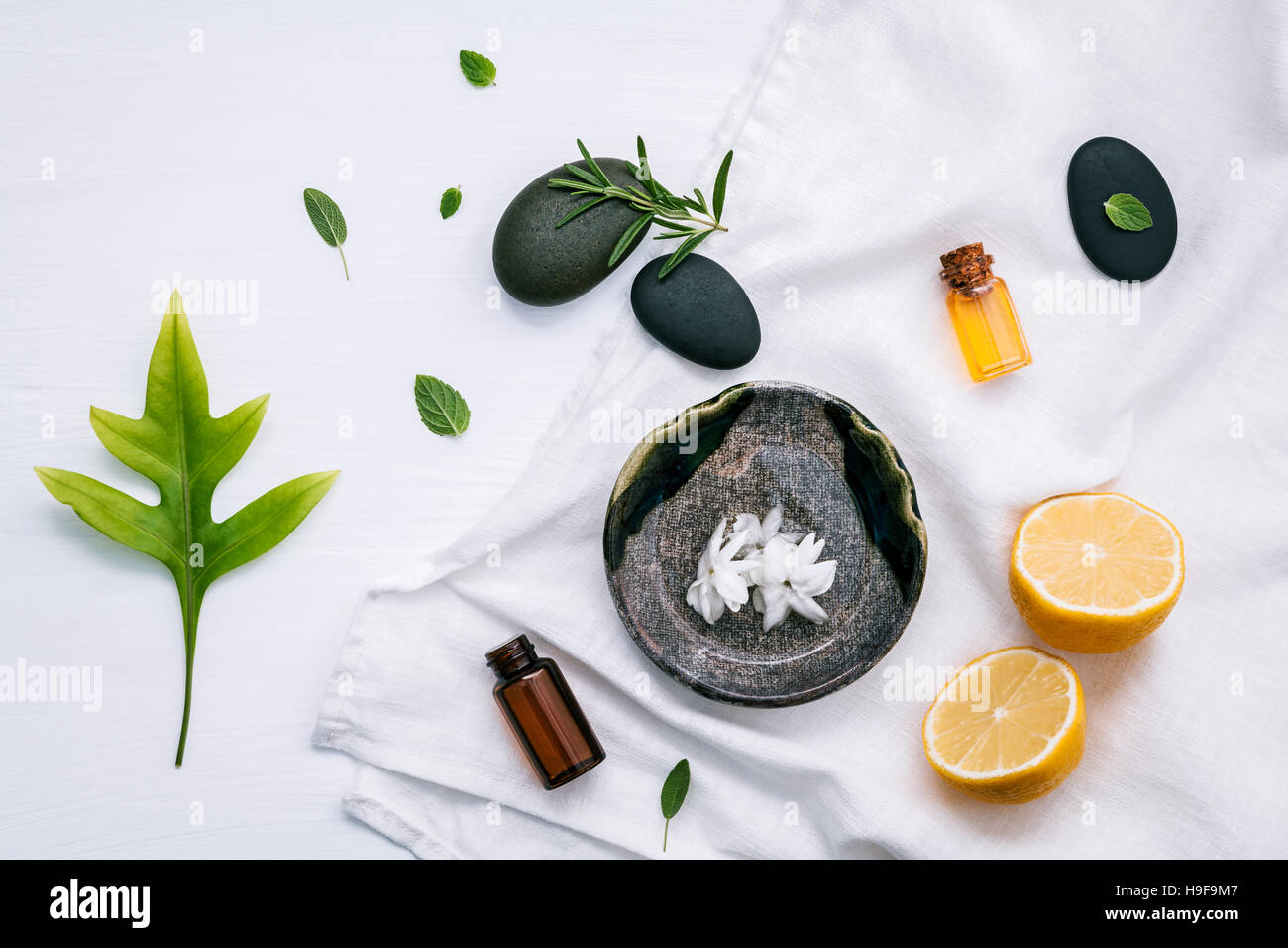 La médecine alternative et la bouteille d'huile essentielle d'aromathérapie wi Banque D'Images