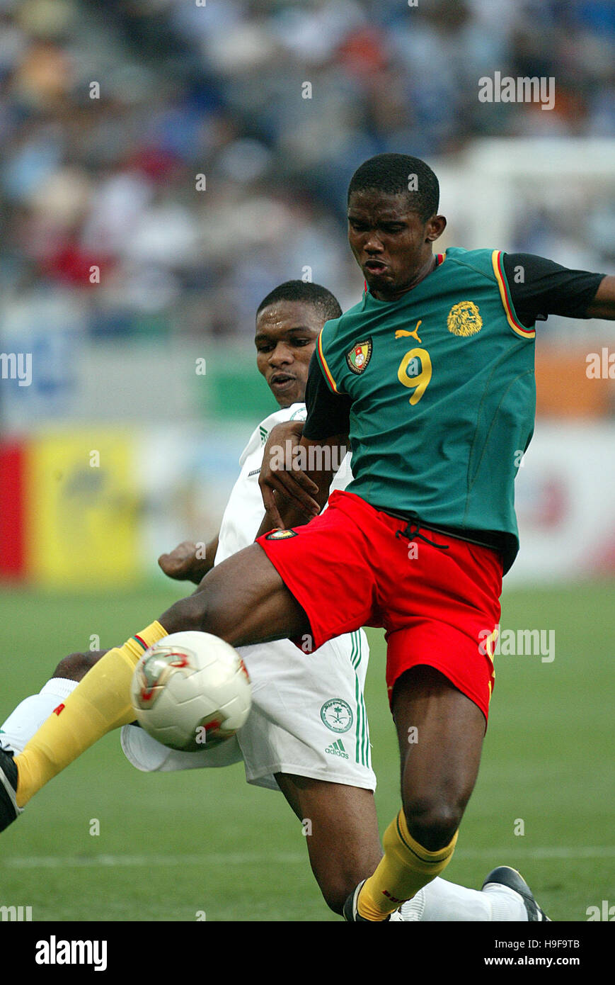 SAMUEL ETOO & AL SHAHRANI CAMEROUN V ARABIE SAOUDITE SAITAMA STADIUM Tokyo JAPON 06 Juin 2002 Banque D'Images