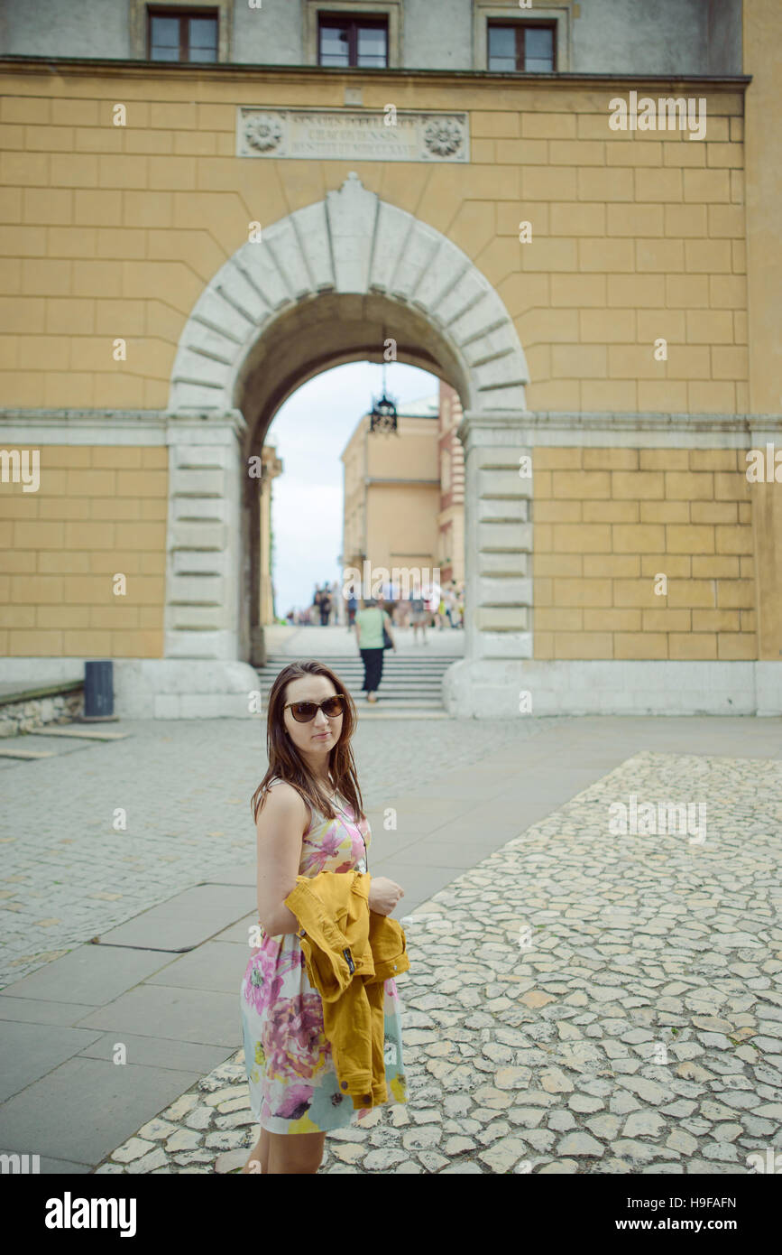 Belle jeune fille au cours de visites vieux château de Wawel à Cracovie. Banque D'Images