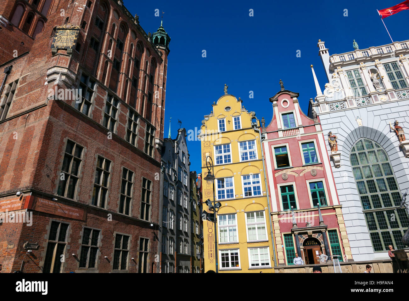 Maisons colorées sur la rue Dluga à Gdansk, Pologne Banque D'Images