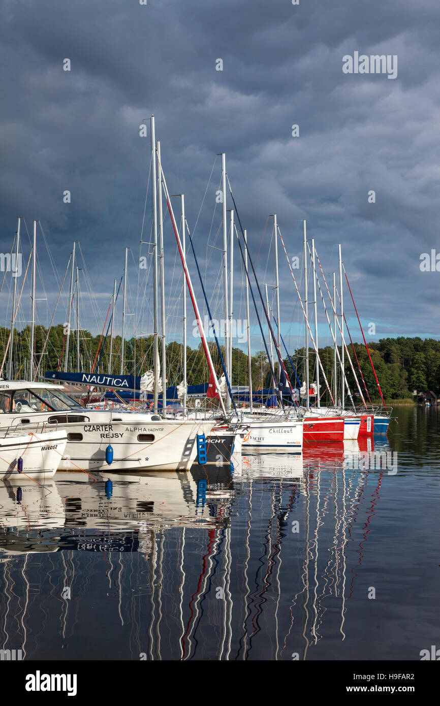 Marina avec voiliers à Giżycko, lac Kisajno, Mazurie Lake District, Pologne Banque D'Images