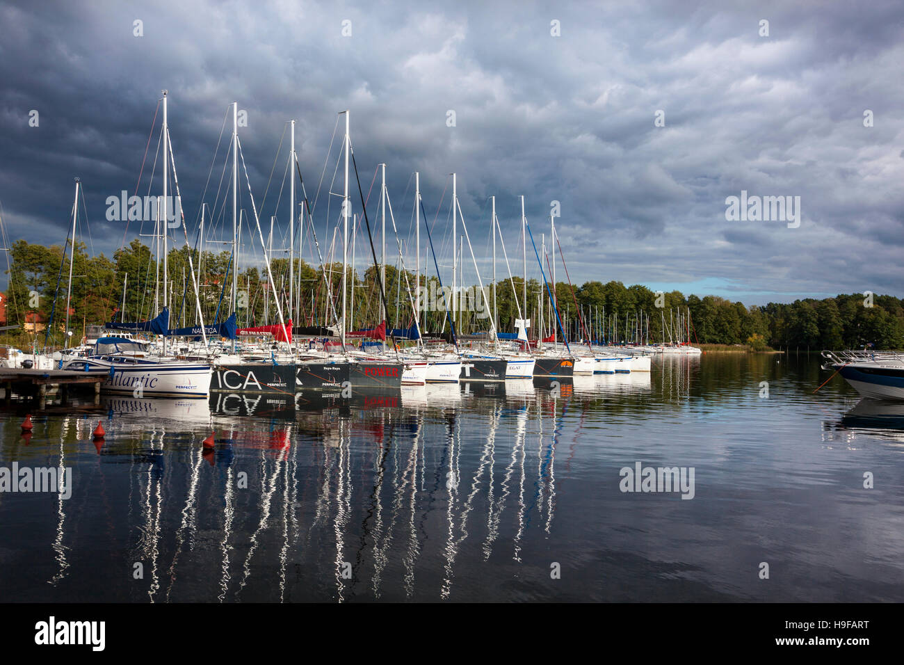 Marina avec voiliers à Giżycko, lac Kisajno, Mazurie Lake District, Pologne Banque D'Images