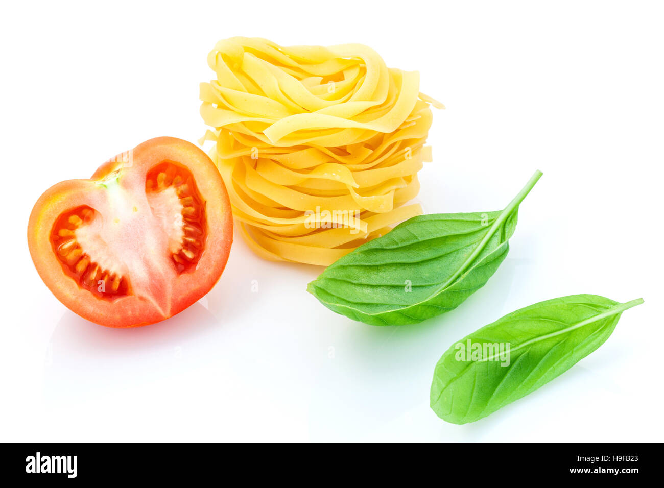Concept alimentaire italienne Pâtes à la tomate et basilic isol Banque D'Images