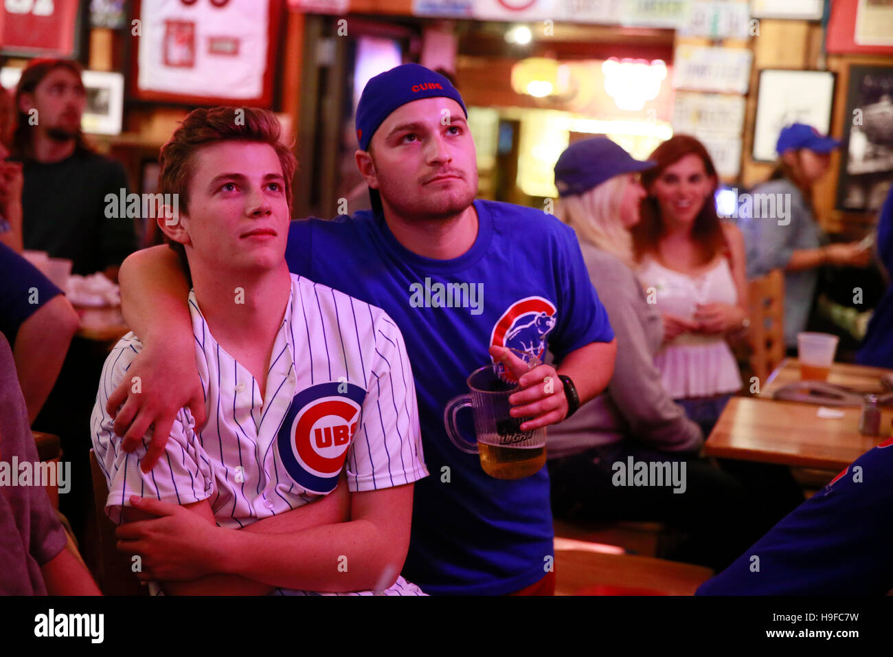 2 novembre 2016 - Bloomington, Indiana, USA : Chicago Cubs fans célèbrent à l'anglais Nick's Hut après l'équipe de base-ball a remporté la Série mondiale contre les Indians de Cleveland briser une malédiction vieille de 108 ans. Les Cubs de Chicago a remporté la dernière série mondiale en 1908. Banque D'Images