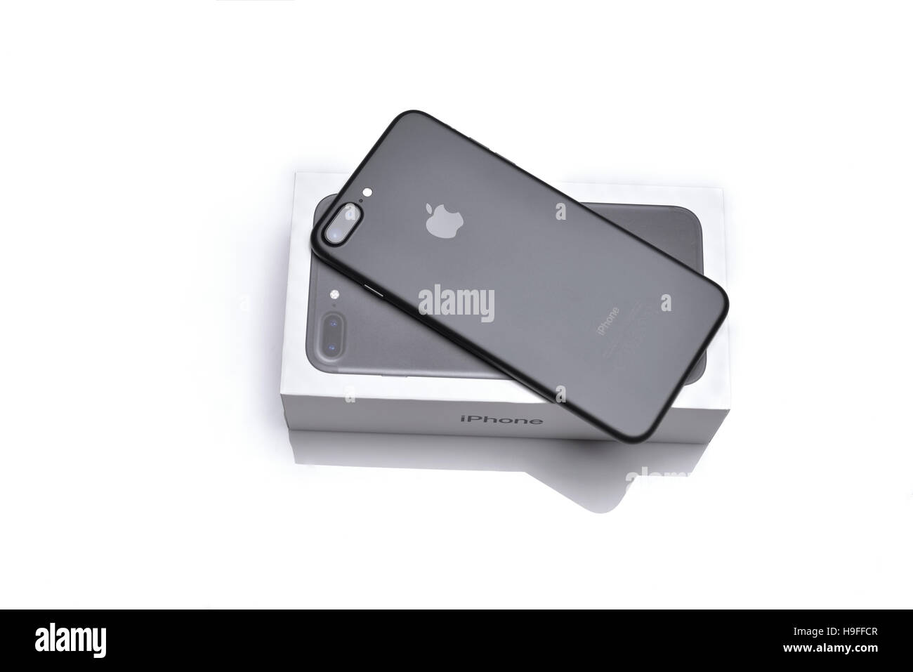 GALATI, Roumanie - 22 NOVEMBRE 2016 : retour de l'Iphone 7 ainsi que sur une boîte de détail. Test du téléphone dans un magasin local. Banque D'Images