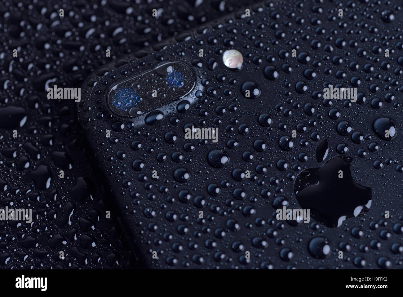 GALATI, Roumanie - 22 NOVEMBRE 2016 : l'Iphone 7 avec appareil photo plus gouttes d'eau. Test du téléphone dans un magasin local. Banque D'Images