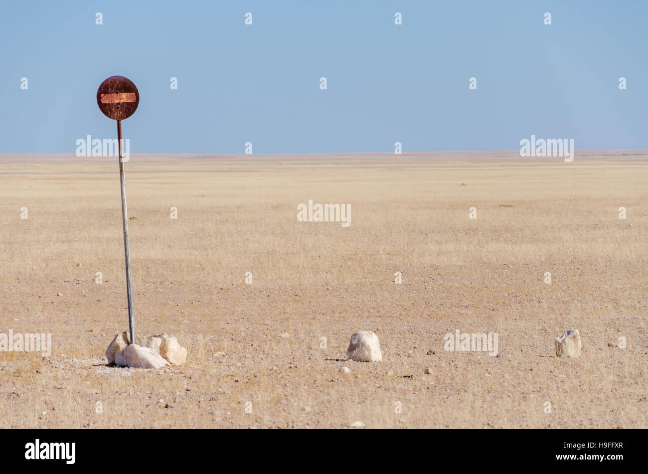 Pas d'entrée ou le passage interdit de signer au milieu du désert du Namib isolé en face de ciel bleu Banque D'Images