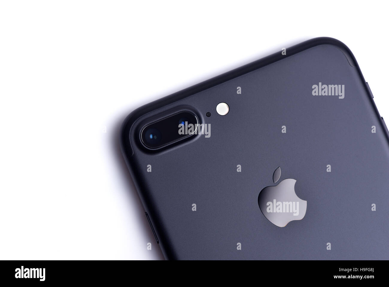 GALATI, Roumanie - 22 NOVEMBRE 2016 : l'Iphone 7 appareil photo Plus close-up. Test du téléphone dans un magasin local. Banque D'Images