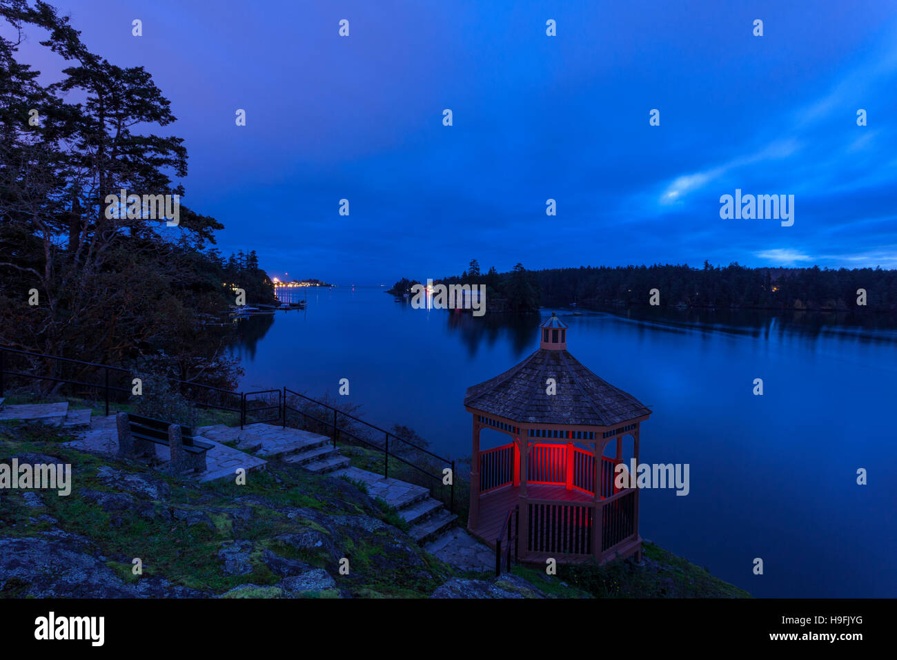 Gazebo et l'Île Cole dans le port d'Esquimalt au crépuscule-View Royal, British Columbia, Canada. Banque D'Images