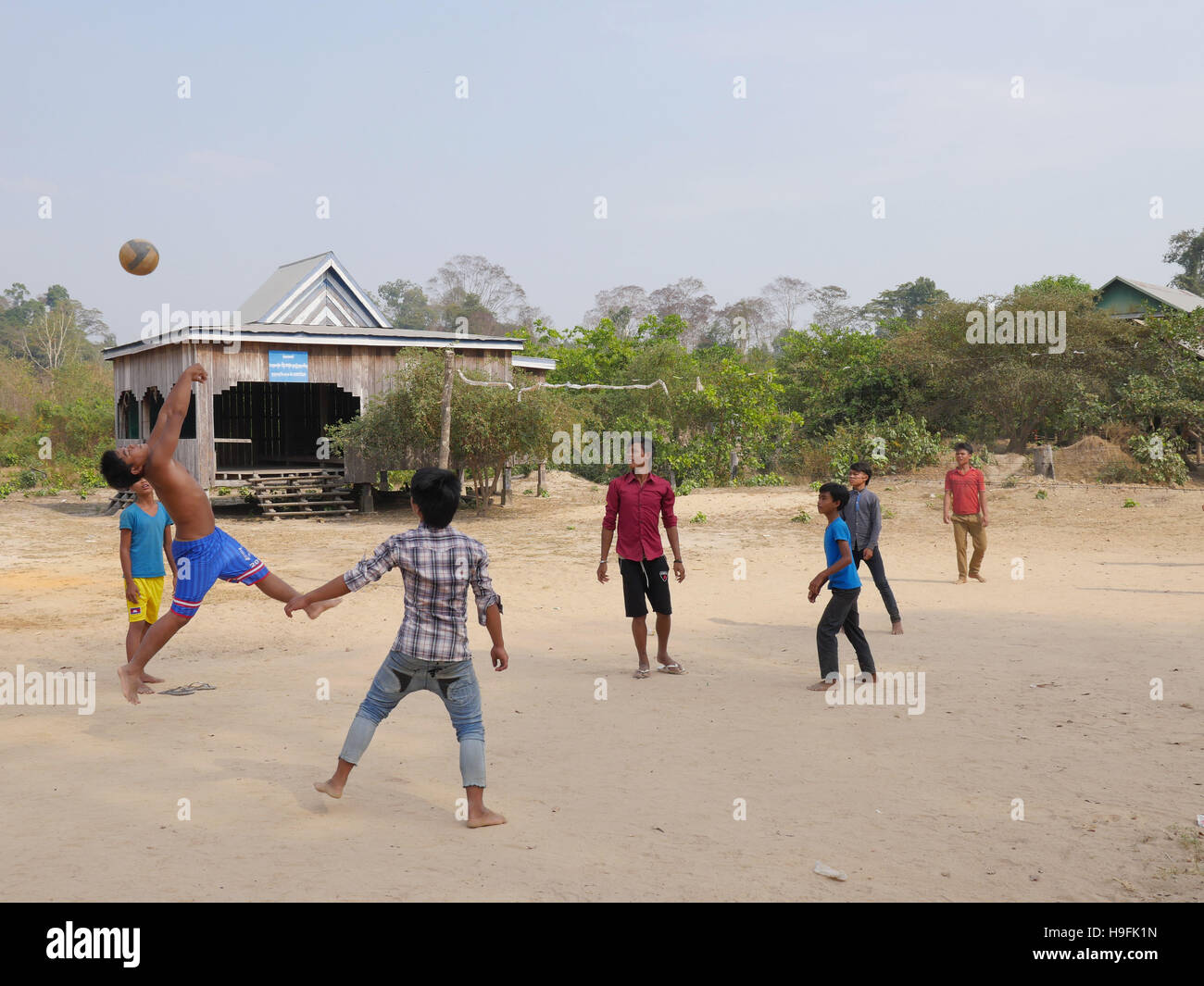 Le Cambodge, Stung Treng, Katot, village habité par Brao tribu. Les garçons à jouer au ballon. Photo Sean Sprague Banque D'Images