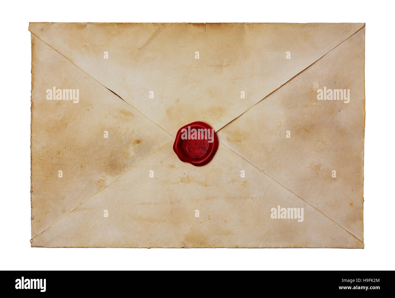 Vieille enveloppe avec cachet de cire rouge isolated on white Banque D'Images