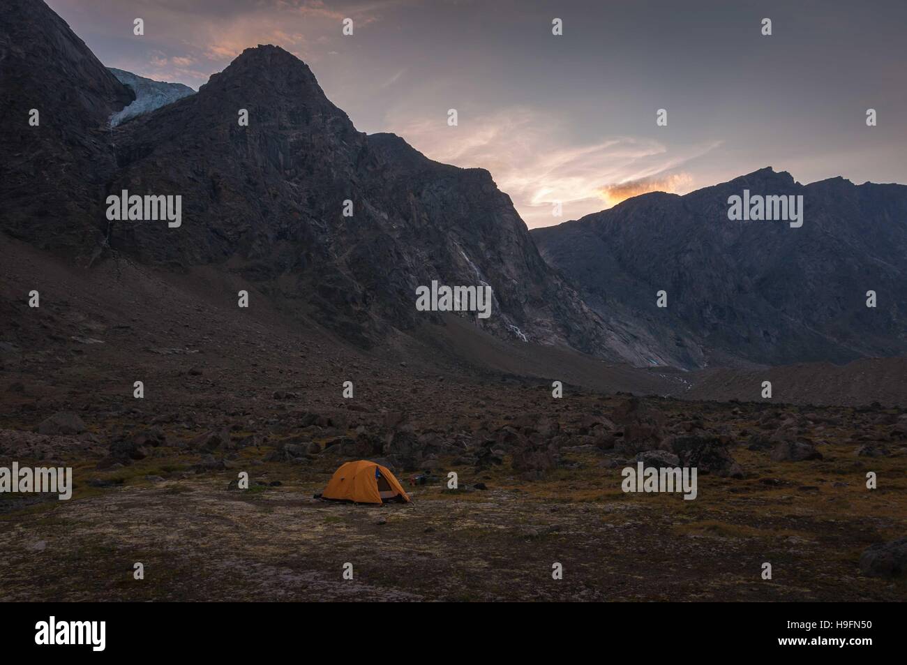 Camp de base dans un paysage de parc national Auyuittuq, Nunavut, Canada. Banque D'Images