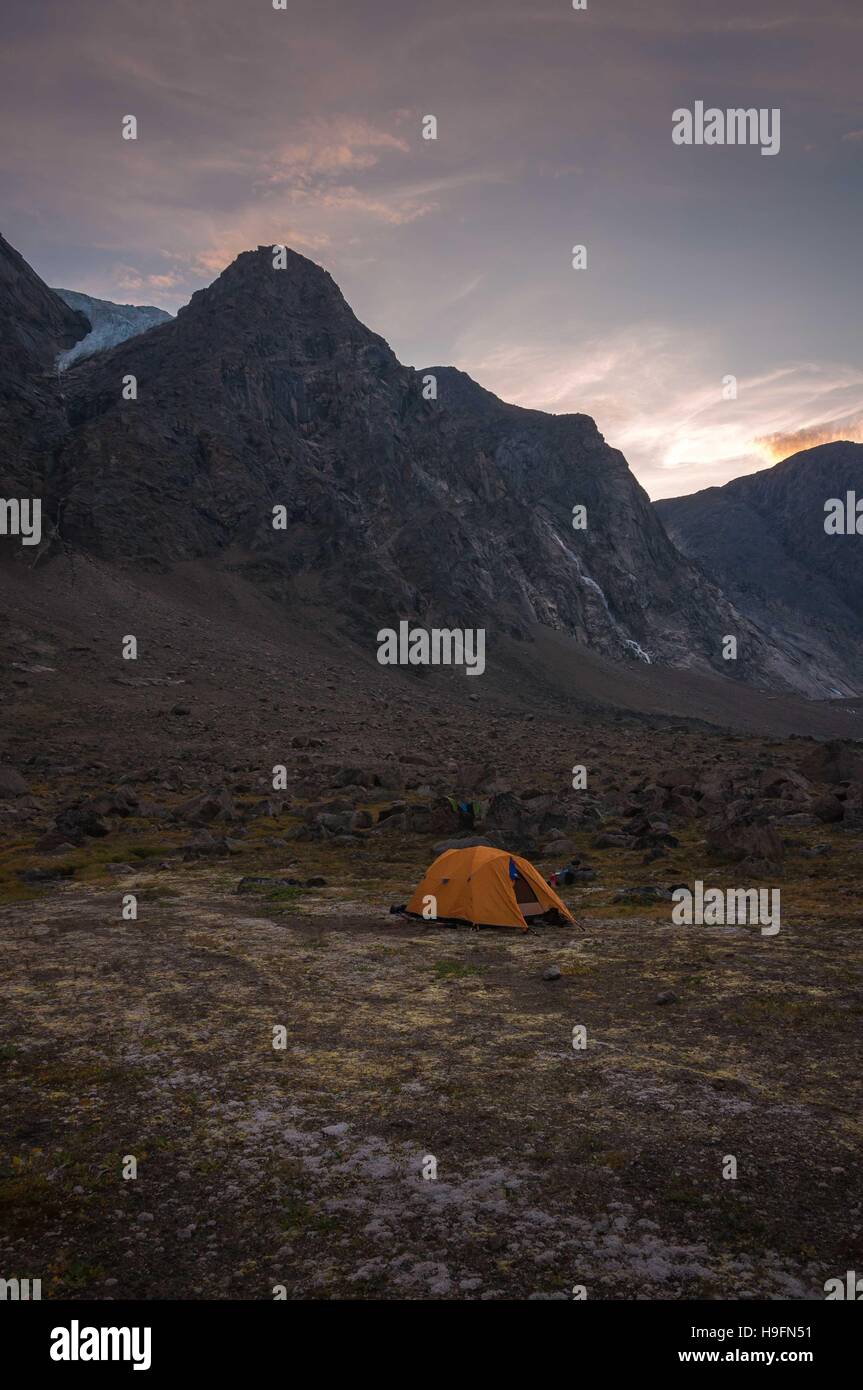 Camping de base dans un paysage de parc national Auyuittuq, Nunavut, Canada. 1/3 Banque D'Images