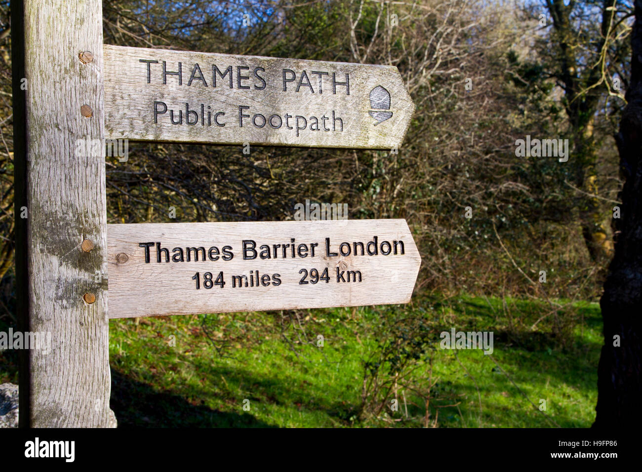 Panneau en bois pour la Thames path et Thames Barrier Londres. Source de la rivière Thames Banque D'Images