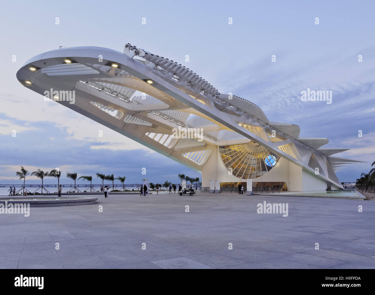 Brésil, Rio de Janeiro, Praca Maua, Crépuscule vue sur le musée de demain(Museu do Amanha) par Santiago Calatrava. Banque D'Images