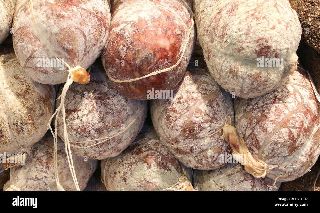 De nombreux salami typique du nord de l'Italie appelé Soppressa en vente sur le marché local Banque D'Images