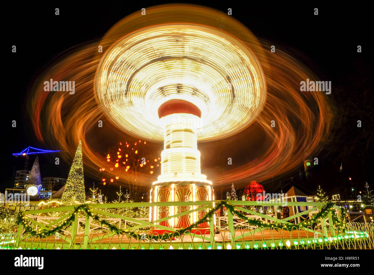 Les Jardins de Tivoli Copenhague Danemark carousel lumière lumières de Noël scintillent maison de joie esprit famille hugs heureux Banque D'Images