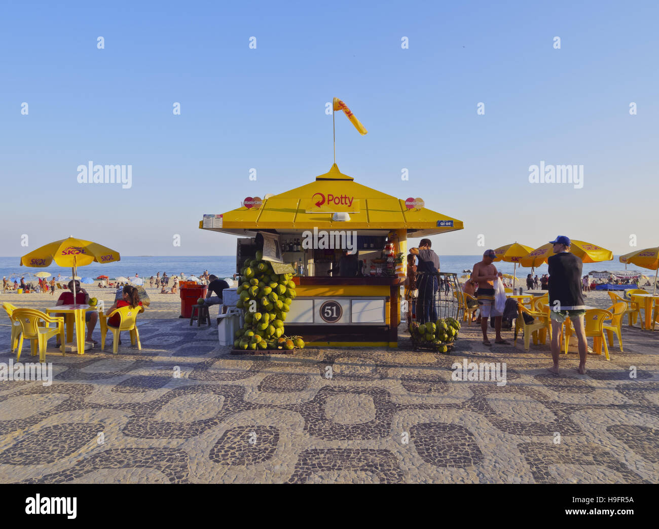 Brésil, Rio de Janeiro, au bar de la plage d'Ipanema. Banque D'Images