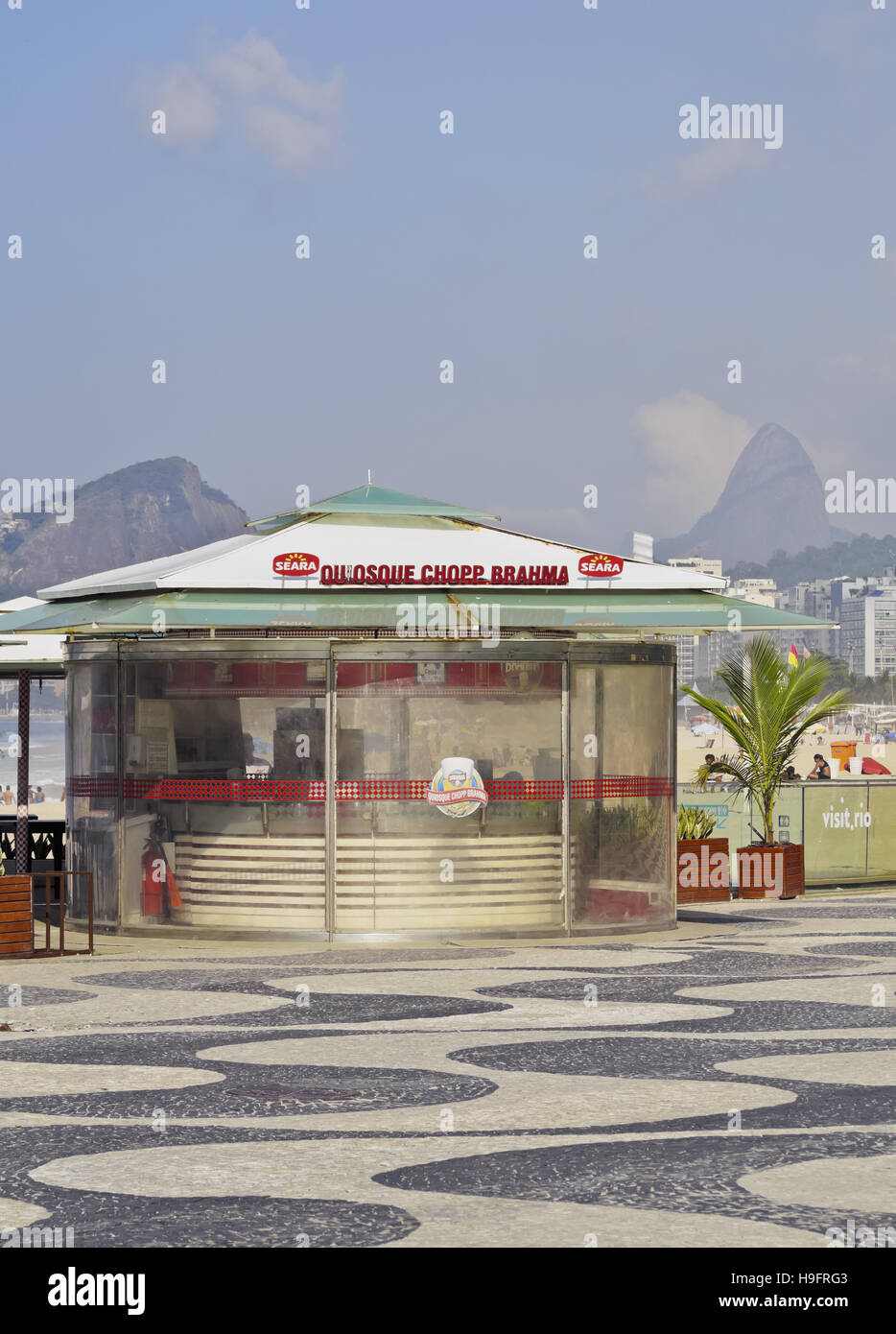 Brésil, Rio de Janeiro, le portugais modèle d'onde de la chaussée et au bar de la plage Copacabana. Banque D'Images