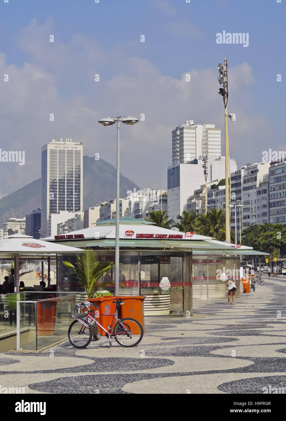 Brésil, Rio de Janeiro, le portugais modèle d'onde de la chaussée et des bars de plage à Leme. Banque D'Images