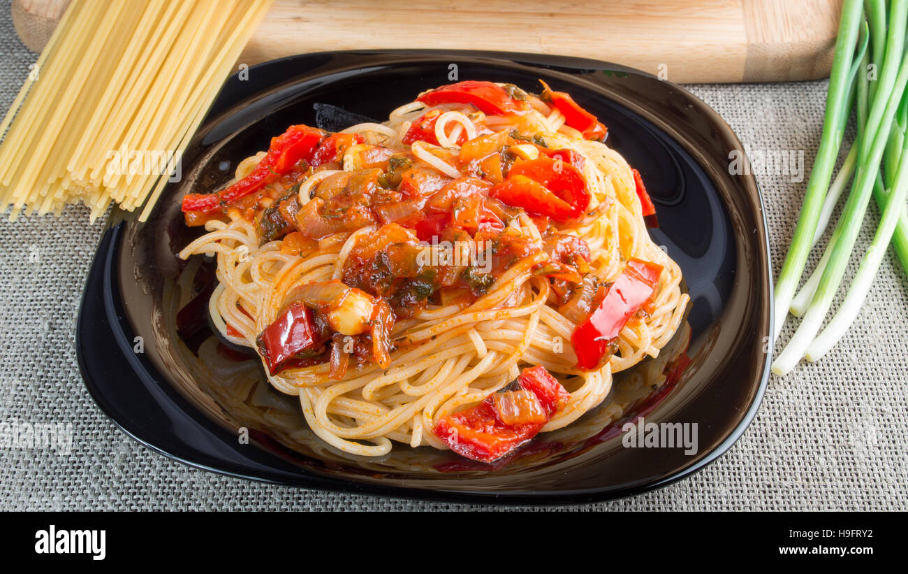 Spaghetti pâtes avec des morceaux de poivrons et sauce aux légumes Banque D'Images
