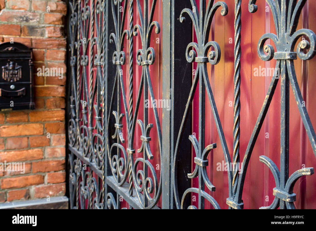 Détail d'un vieux bâtiment avec une clôture de fer et une boîte aux lettres sur le mur Banque D'Images