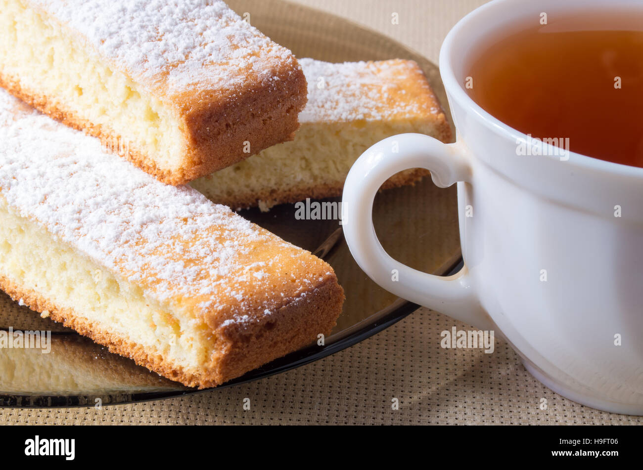 Des pâtisseries fraîchement préparées et une tasse de thé pour le petit-déjeuner close up Banque D'Images