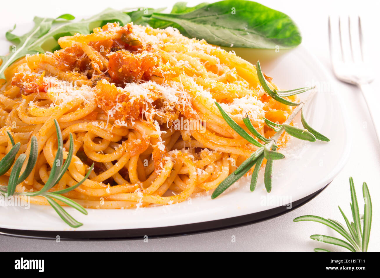 Le spaghetti cuit avec sauce aux légumes, herbes, romarin et parmesan close-up Banque D'Images