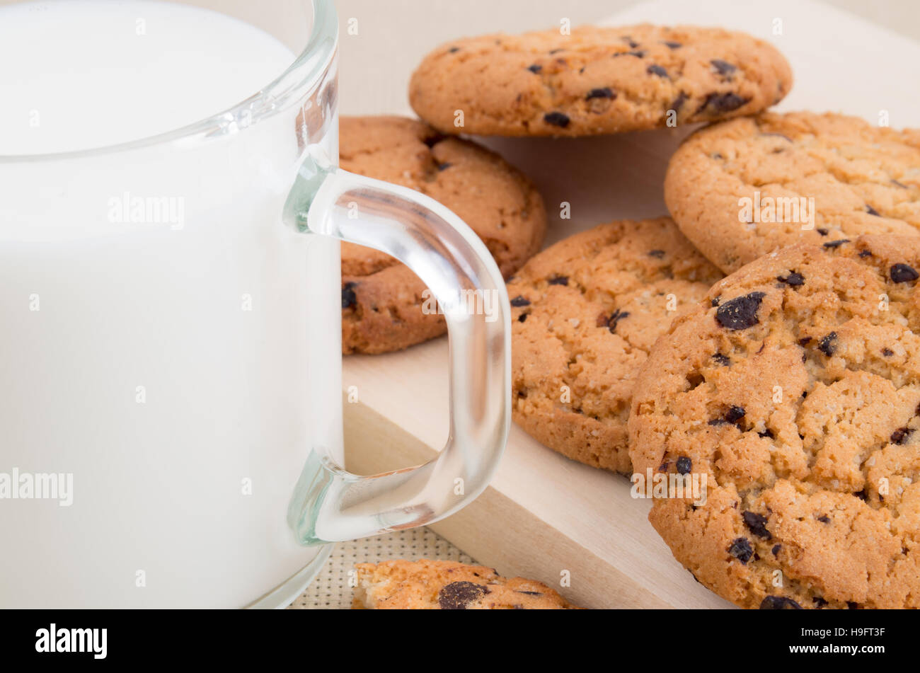 Oatmeal Cookies et un verre de lait pour le petit déjeuner de près. Focus sélectif. Banque D'Images