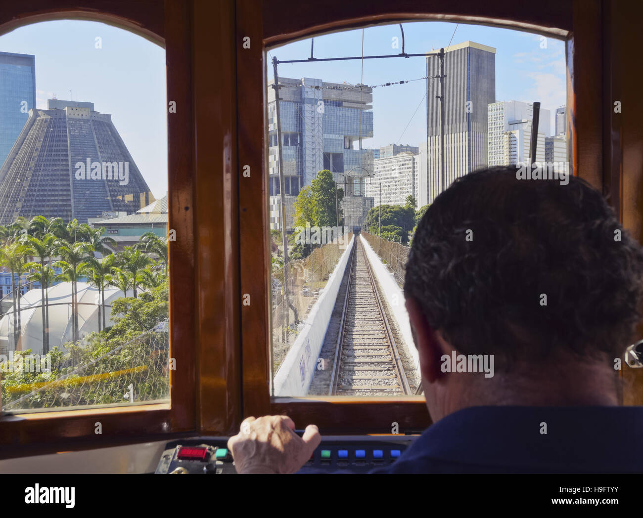 Brésil, Rio de Janeiro, Lapa, tramway jaune traverser l'Aqueduc Carioca appelé Arcos da Lapa. Banque D'Images