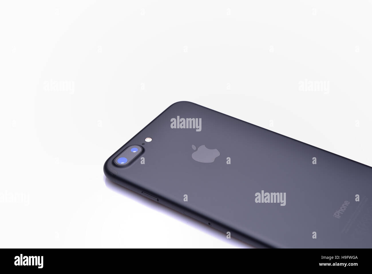 GALATI, Roumanie - 22 NOVEMBRE 2016 : l'Iphone 7 plus haut avec l'appareil photo de près. Test du téléphone dans un magasin local. Banque D'Images