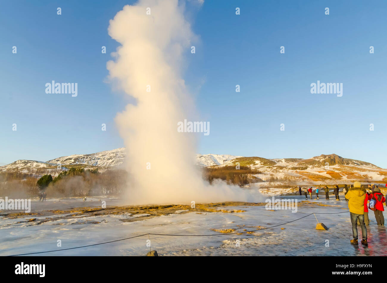 Strokkur geyser en éruption le Golden Circle Tour l'Islande Banque D'Images