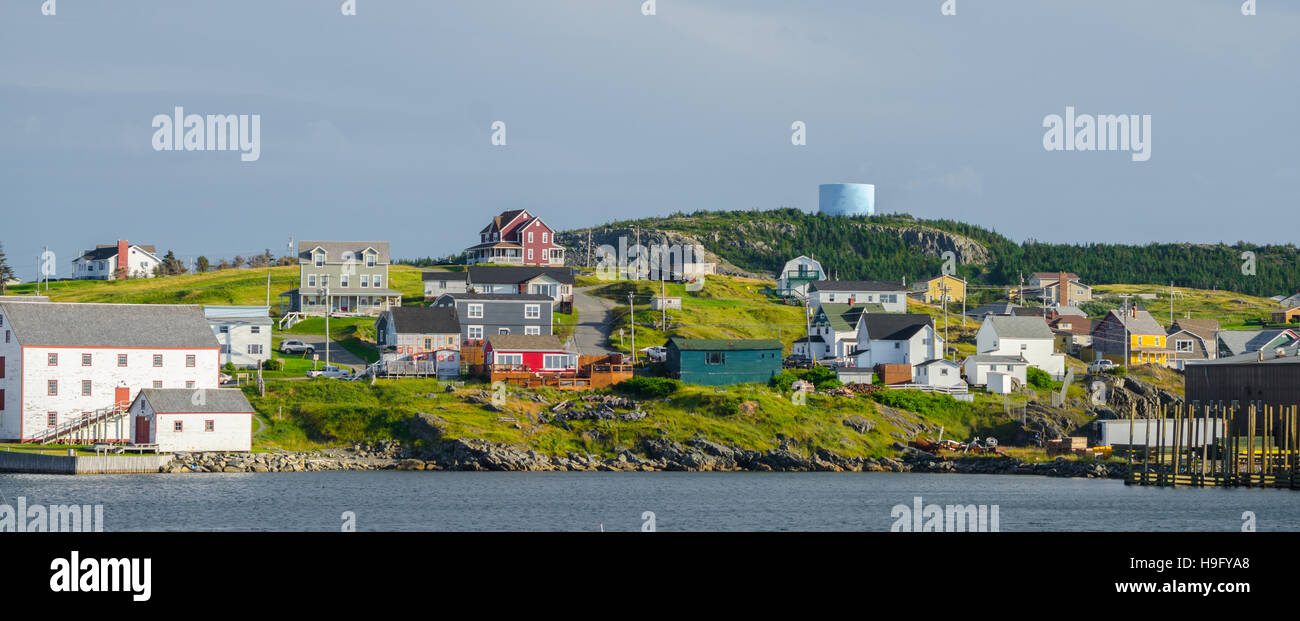 Petite ville avec des maisons colorées à travers les villages côtiers le long des doigts de l'île de Terre-Neuve, Canada. Banque D'Images