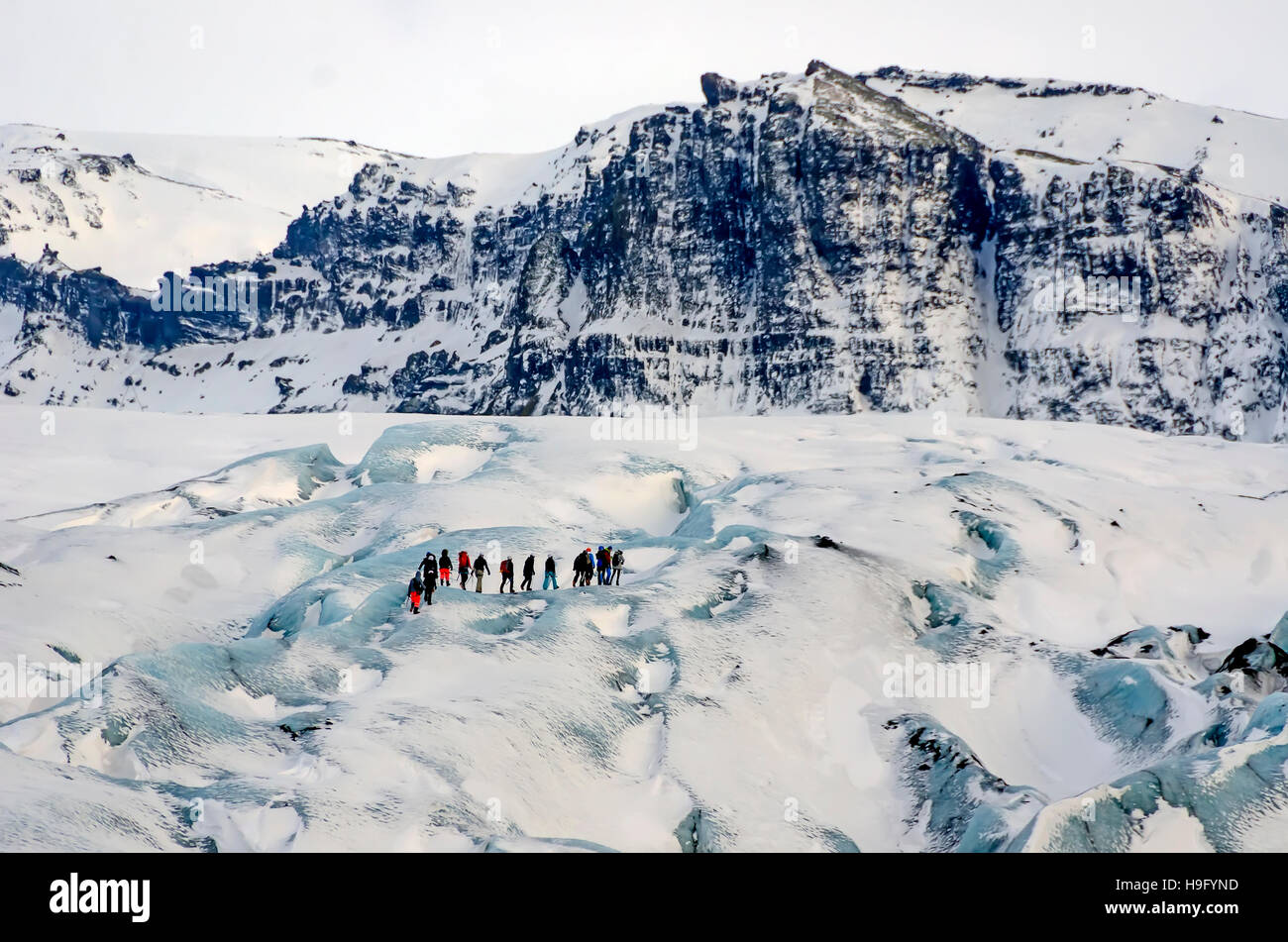 Les touristes à pied sur Solheimajokull Blue Ice glacier sur la côte sud de l'Islande. Banque D'Images