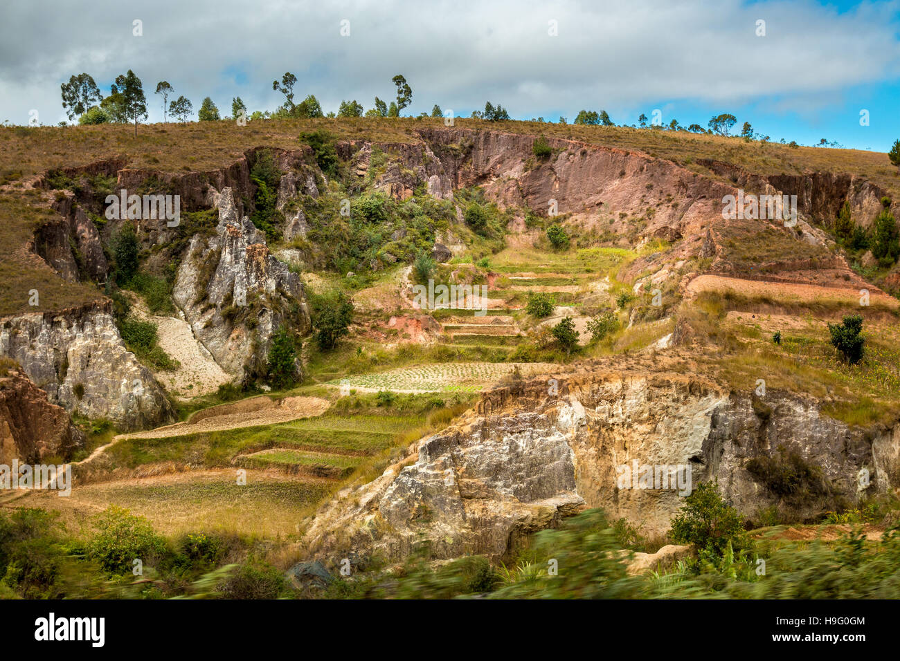 Beau paysage malgache avec collines érodées formant caractéristiques géologiques intéressants Banque D'Images