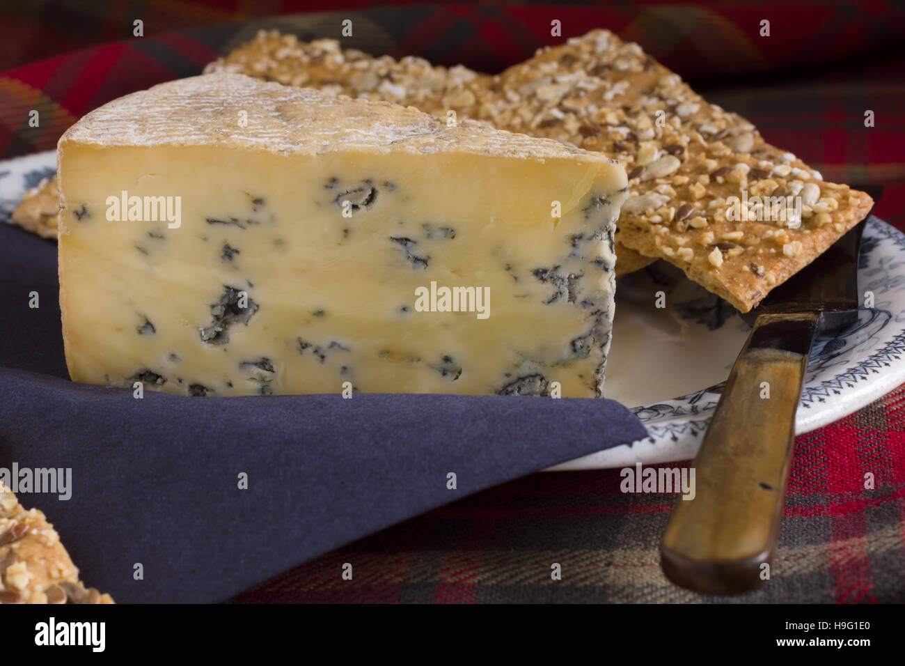 Las Perl ou Blue Pearl un bio crème gallois fait main le fromage bleu servi avec craquelins et du muesli épeautre Banque D'Images