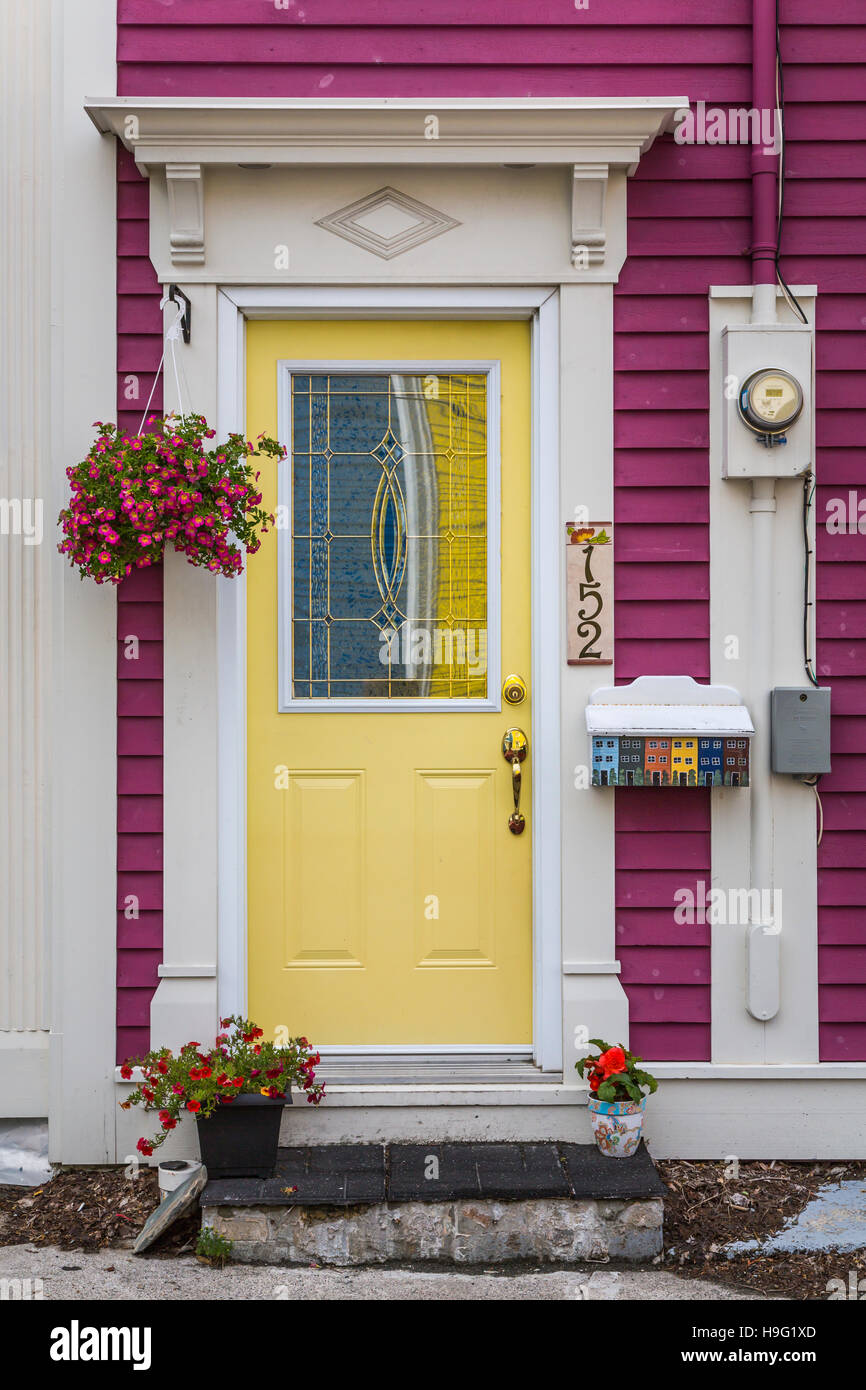 Une porte colorée sur jellybean homes à St John's, Terre-Neuve et Labrador, Canada. Banque D'Images