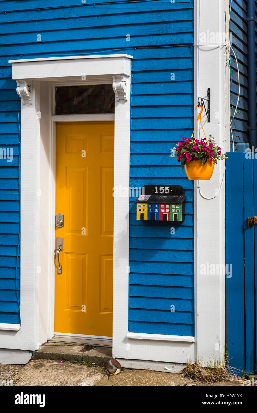 Une porte colorée sur jellybean homes à St John's, Terre-Neuve et Labrador, Canada. Banque D'Images