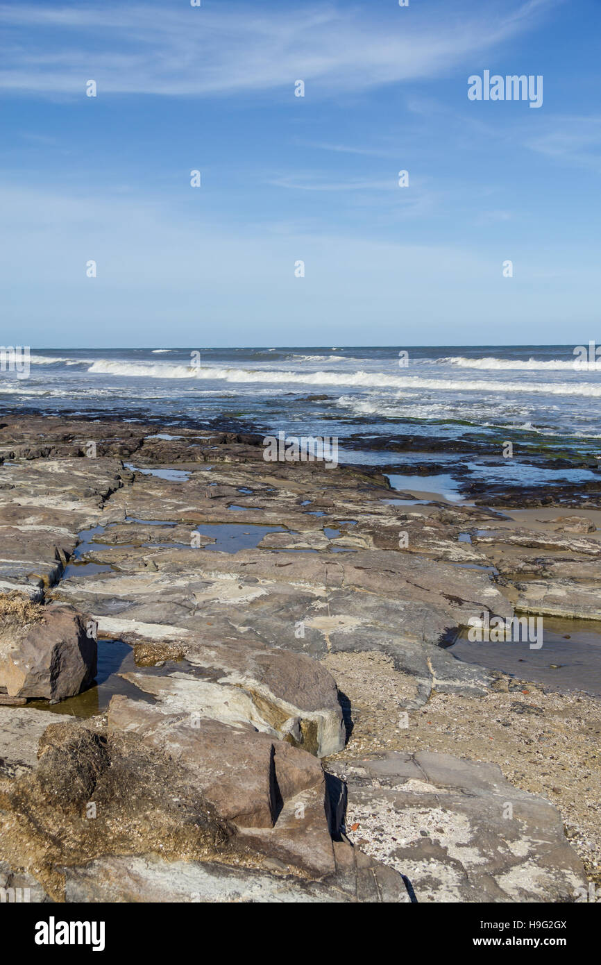 Journée ensoleillée avec des vagues et le bleu ciel à Torres, Rio Grande do Sul. Banque D'Images
