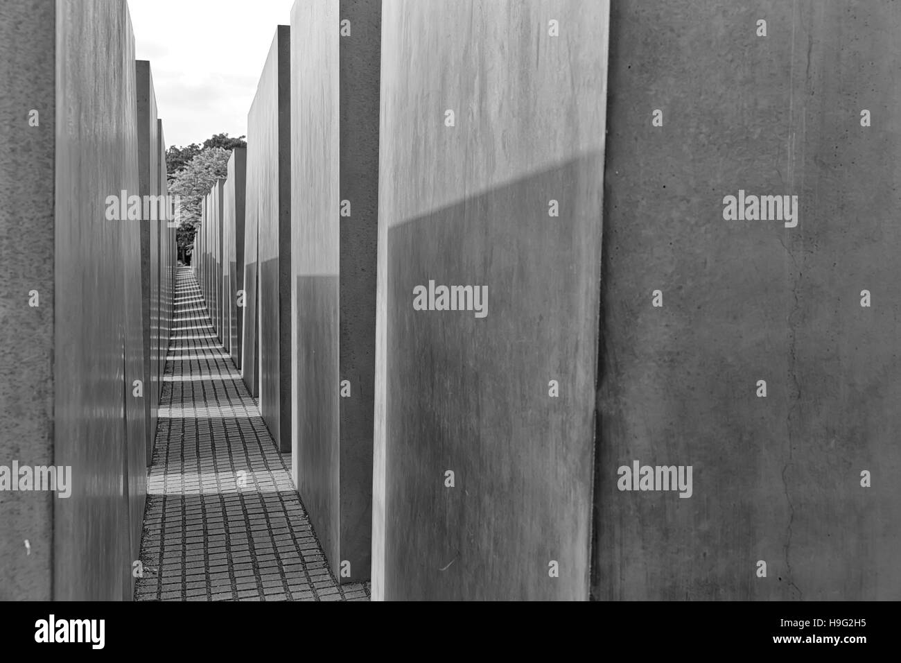 BERLIN, ALLEMAGNE - Juillet 2015 : Vue de l'Holocauste juif célèbre près de la porte de Brandebourg en été, le 27 juillet 2015 à Berlin, Allemagne Banque D'Images