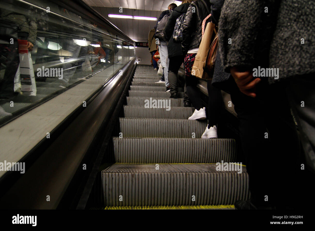 Rangée de personnes sur l'escalier mécanique du métro de Barcelone. Banque D'Images