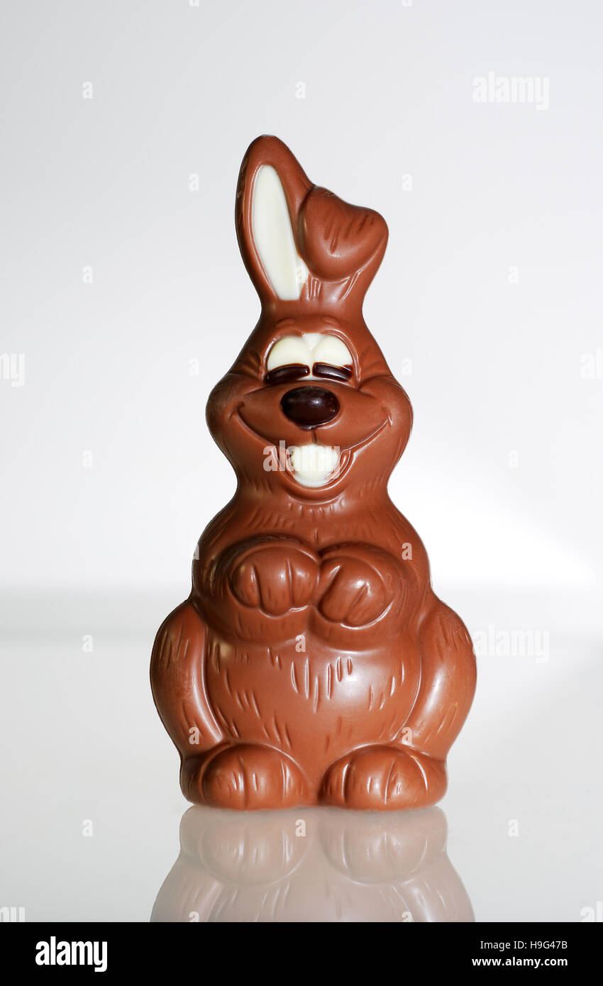 Lapin en chocolat sur marbre réfléchissant Banque D'Images