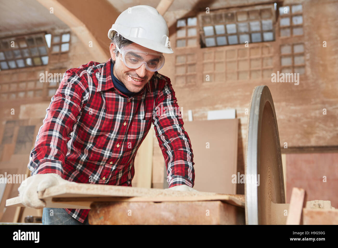 Avec le travail du bois ponceuse à l'atelier Banque D'Images