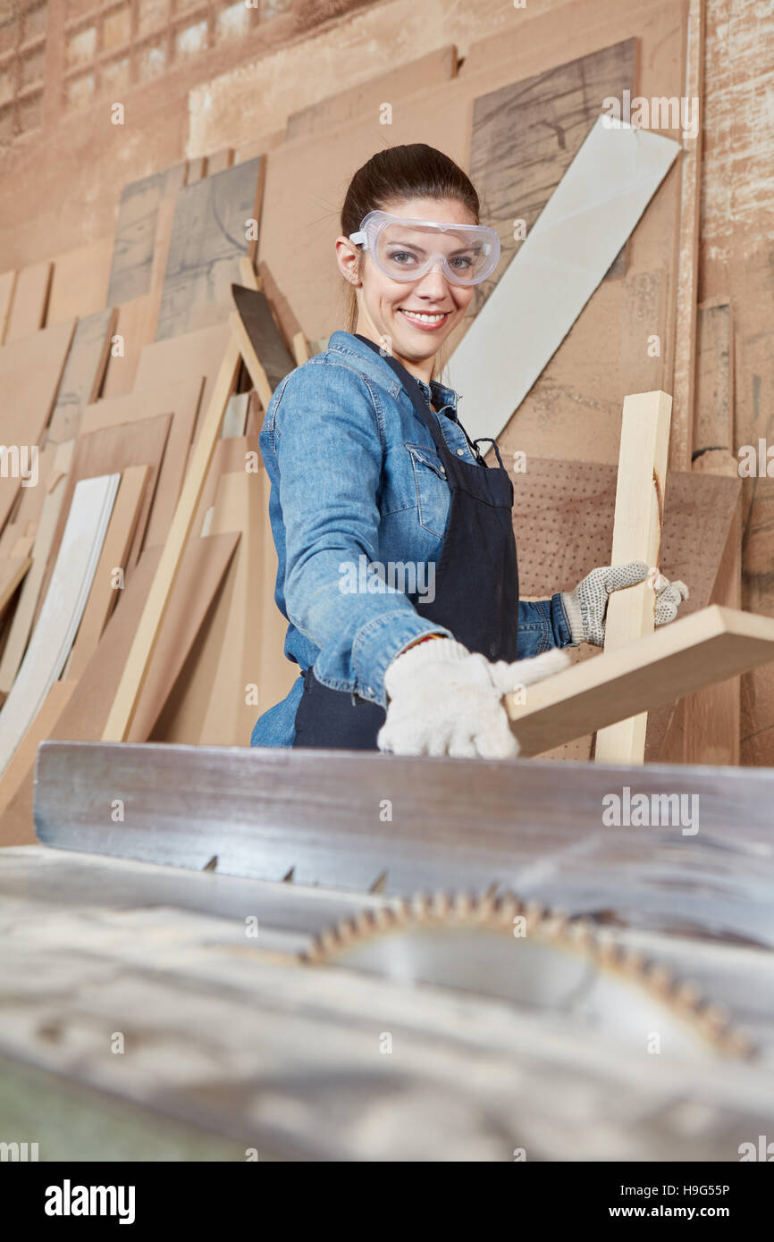 La femme comme menuisier travaillant sur la transformation du bois Banque D'Images