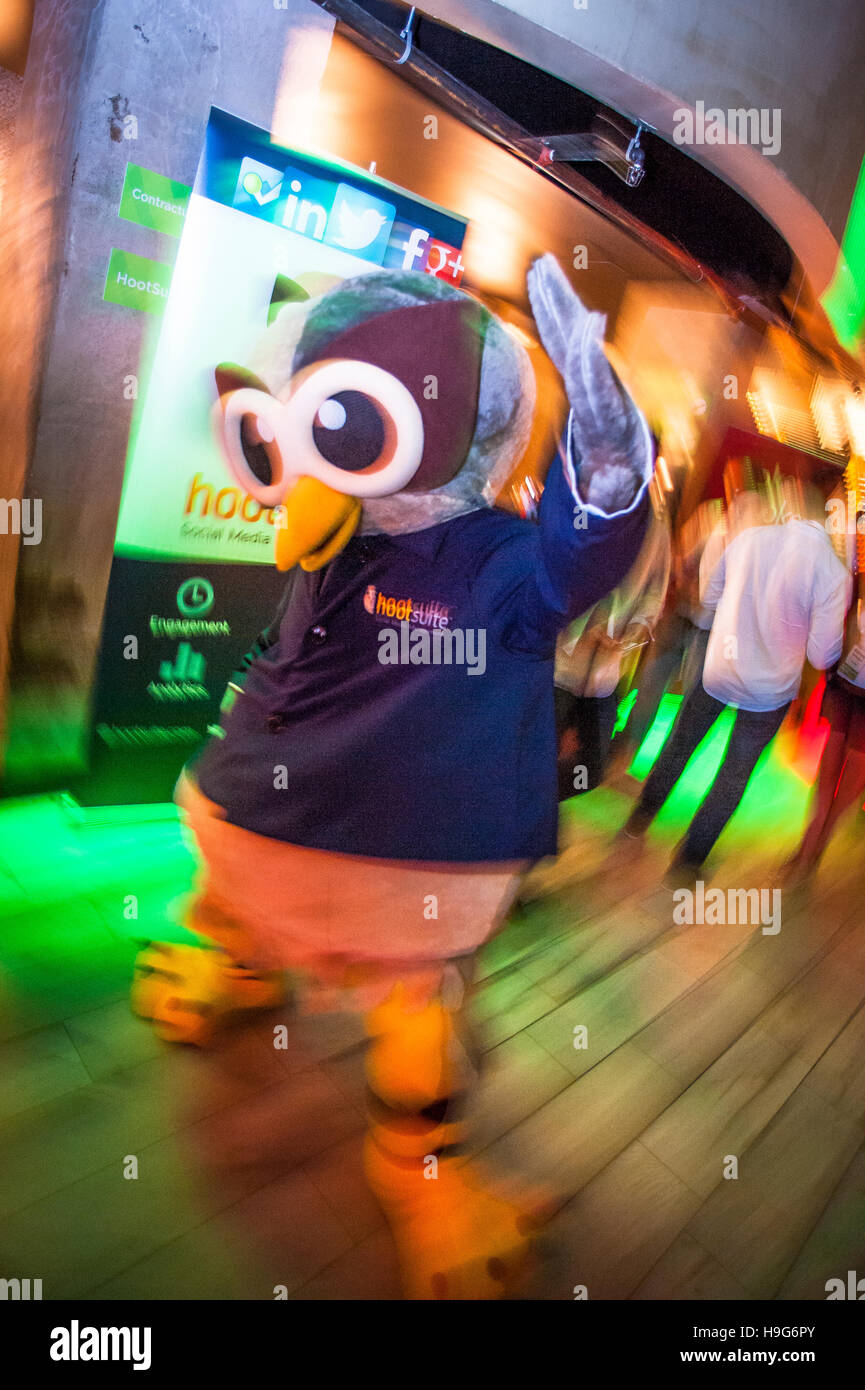 Hootsuite mascot à rencontre de l'industrie de haute technologie, à Vancouver, Colombie-Britannique, Canada. Banque D'Images