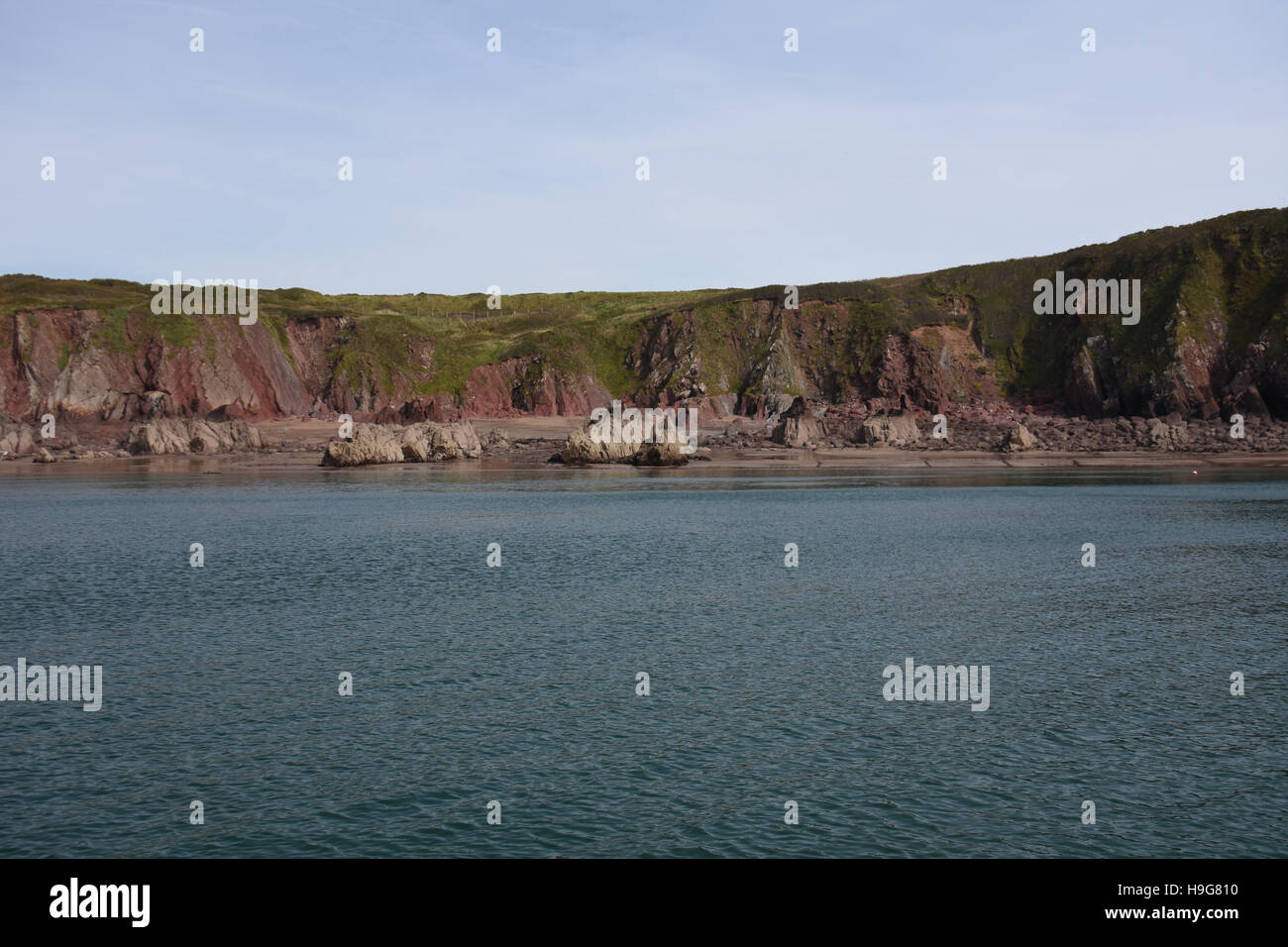 Killroom Bay est une belle plage abritée et isolée dans le Milford Haven Banque D'Images