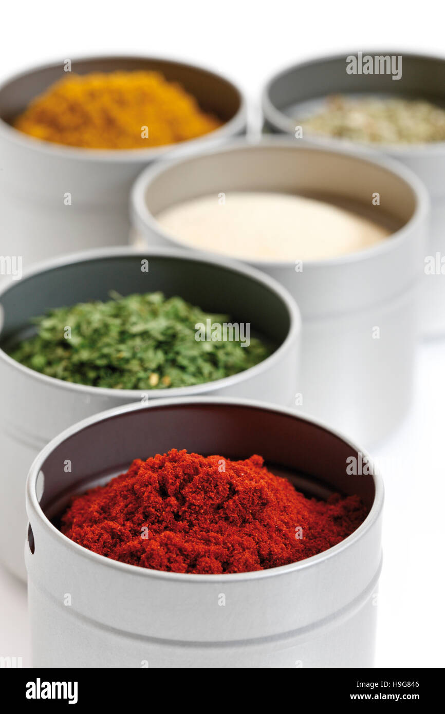 Les épices dans des petits pots, persil, ail en poudre, poivre, curry Banque D'Images