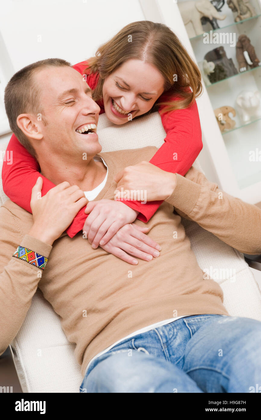 Happy young couple at home Banque D'Images
