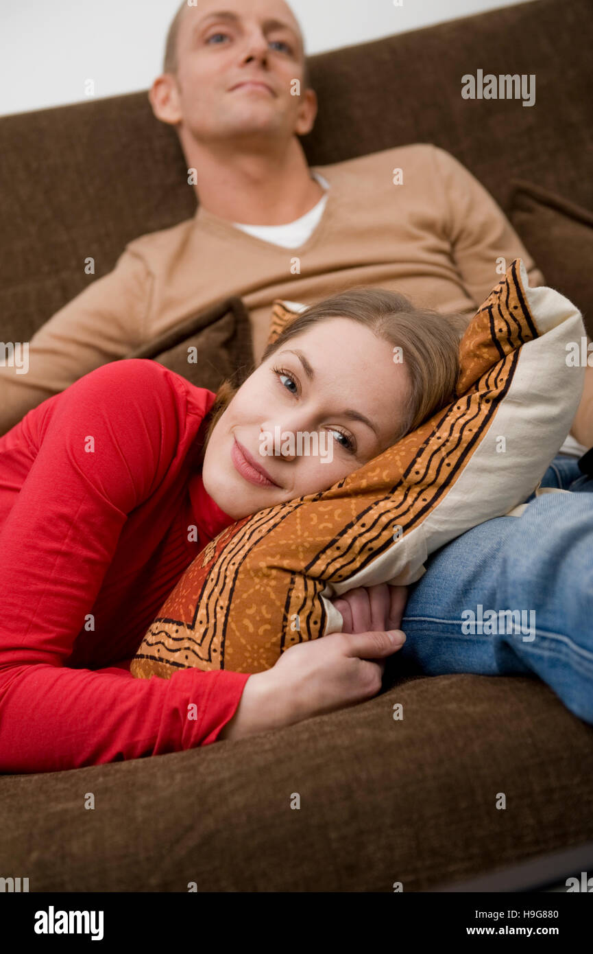 Jeune couple sur un canapé Banque D'Images