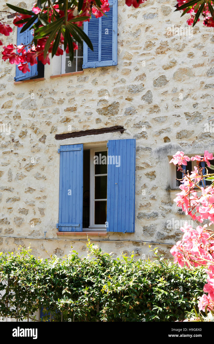 Façade d'une vieille maison avec des volets bleu typique, Fayence, Var, Provence-Alpes-Côte d'Azur, France Banque D'Images